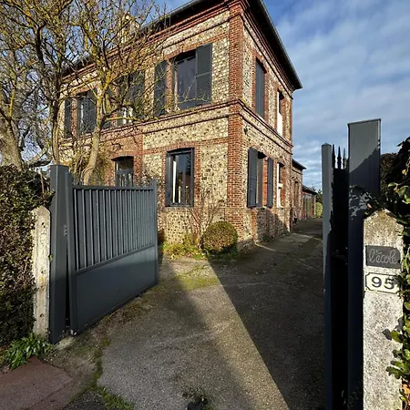 Maison Familiale Et Spacieuse En Bord De Villa *